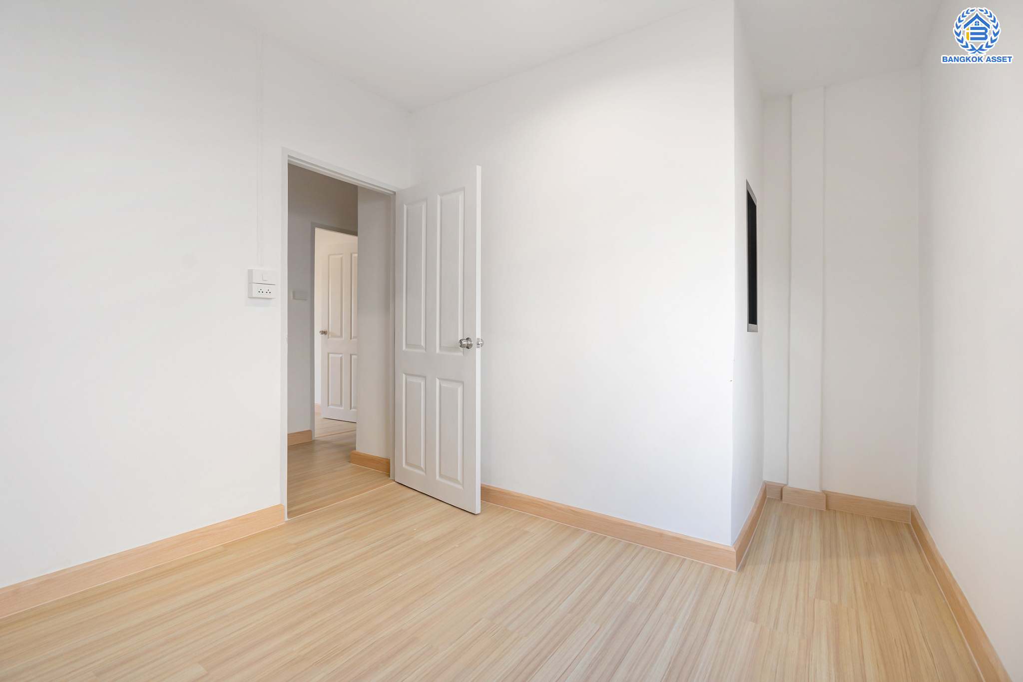 บ้านมือสองตกแต่งใหม่ ม.เกษราวิลล์ บางกรวย-ไทรน้อย ทาวน์เฮ้าส์ 2 ชั้น เนื้อที่ 16 ตร.ว. ฟังก์ชัน 2 ห้องนอน 2 ห้องน้ำ 1 ที่จอดรถ พร้อมเข้าอยู่ เดินทางสะดวก เข้า-ออกได้หลายเส้นทาง ทั้ง ถ.ราชพฤกษ์ และ ถ.ติวานนท์ ใกล้ทางด่วน "ศรีรัช" และรถไฟฟ้า "สถานีแยกติวานนท์"